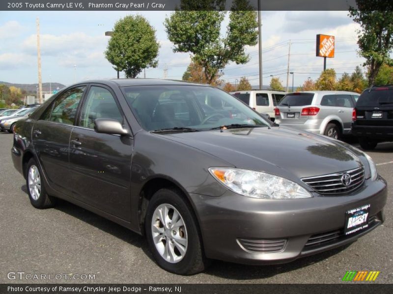 Front 3/4 View of 2005 Camry LE V6