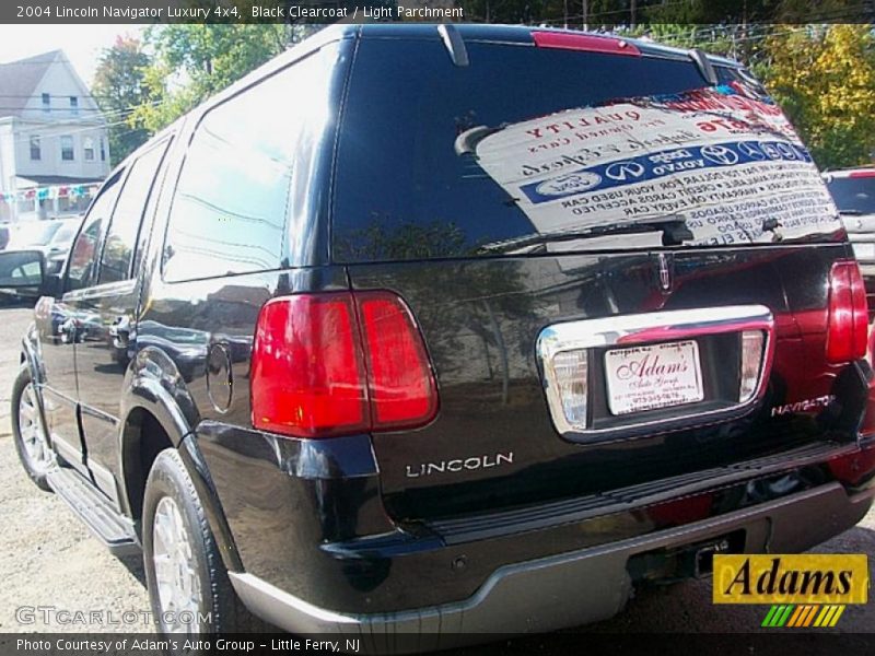 Black Clearcoat / Light Parchment 2004 Lincoln Navigator Luxury 4x4