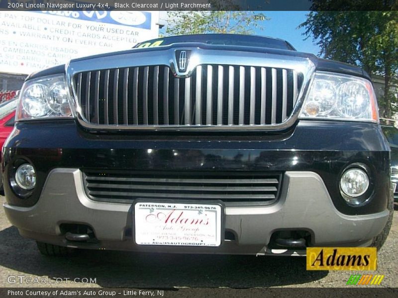 Black Clearcoat / Light Parchment 2004 Lincoln Navigator Luxury 4x4