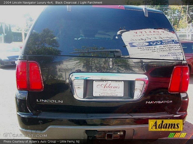 Black Clearcoat / Light Parchment 2004 Lincoln Navigator Luxury 4x4