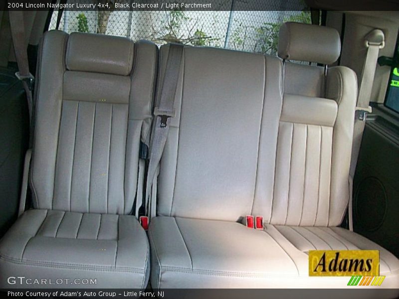 Black Clearcoat / Light Parchment 2004 Lincoln Navigator Luxury 4x4