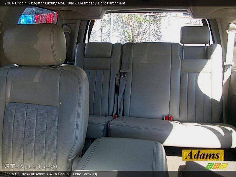 Black Clearcoat / Light Parchment 2004 Lincoln Navigator Luxury 4x4