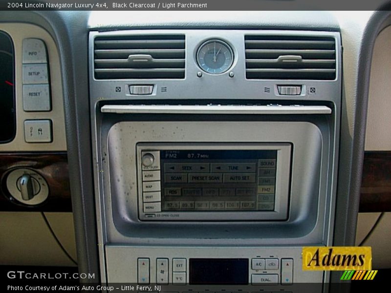 Black Clearcoat / Light Parchment 2004 Lincoln Navigator Luxury 4x4