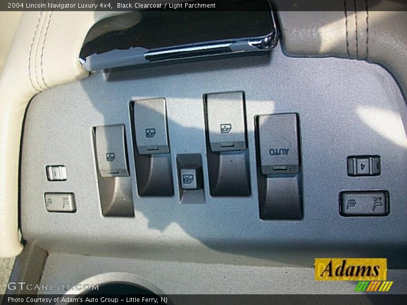 Black Clearcoat / Light Parchment 2004 Lincoln Navigator Luxury 4x4
