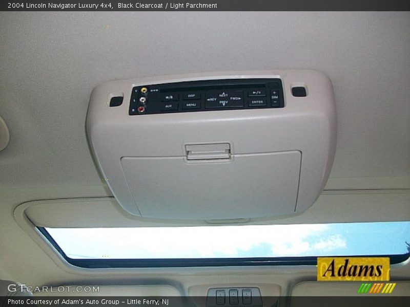 Black Clearcoat / Light Parchment 2004 Lincoln Navigator Luxury 4x4