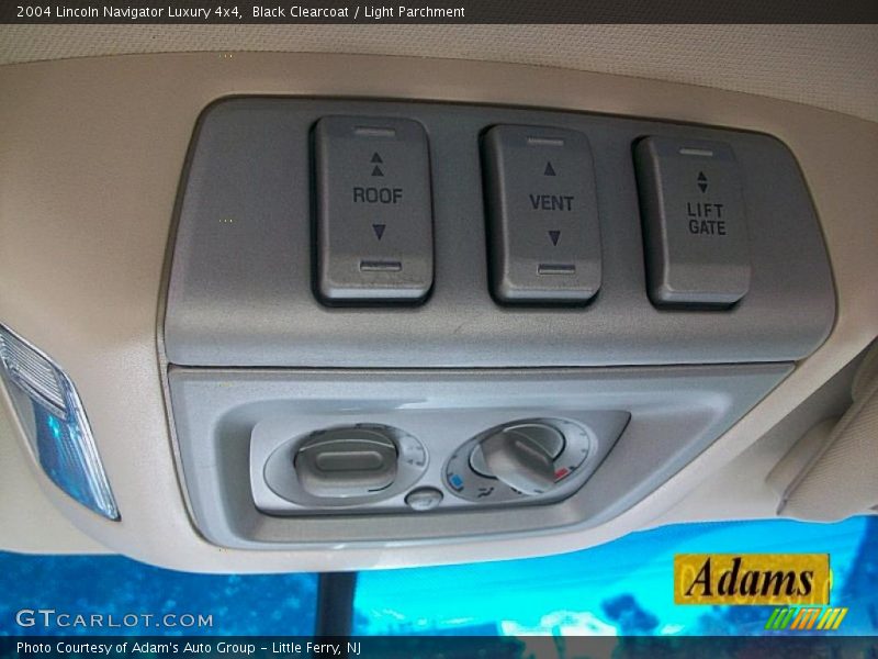 Black Clearcoat / Light Parchment 2004 Lincoln Navigator Luxury 4x4
