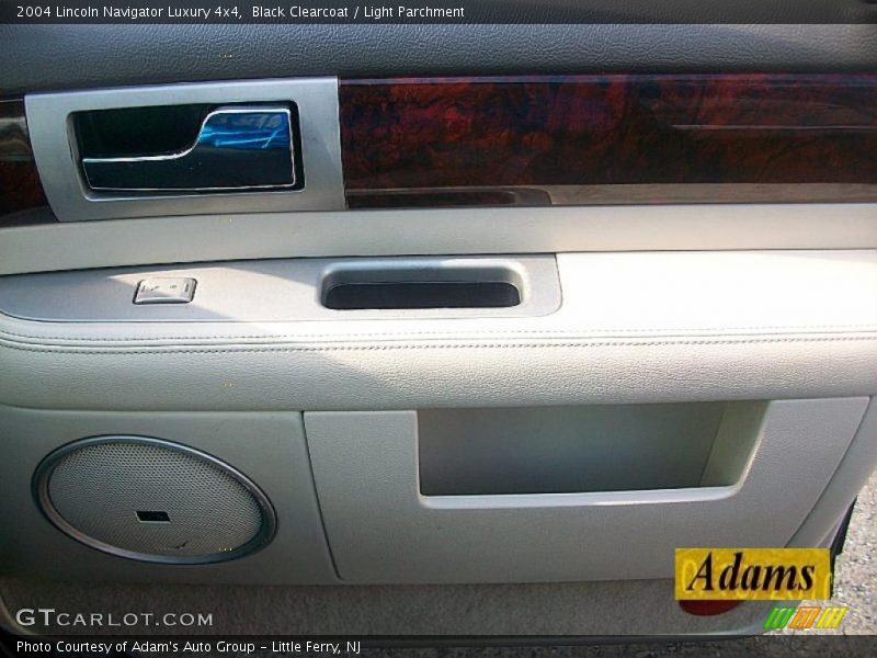 Black Clearcoat / Light Parchment 2004 Lincoln Navigator Luxury 4x4