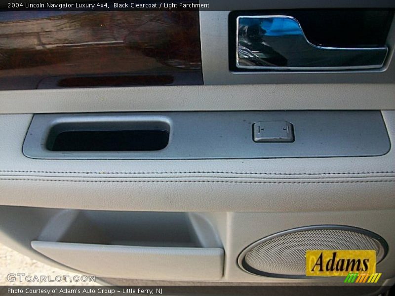Black Clearcoat / Light Parchment 2004 Lincoln Navigator Luxury 4x4