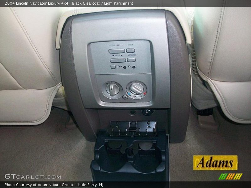 Black Clearcoat / Light Parchment 2004 Lincoln Navigator Luxury 4x4
