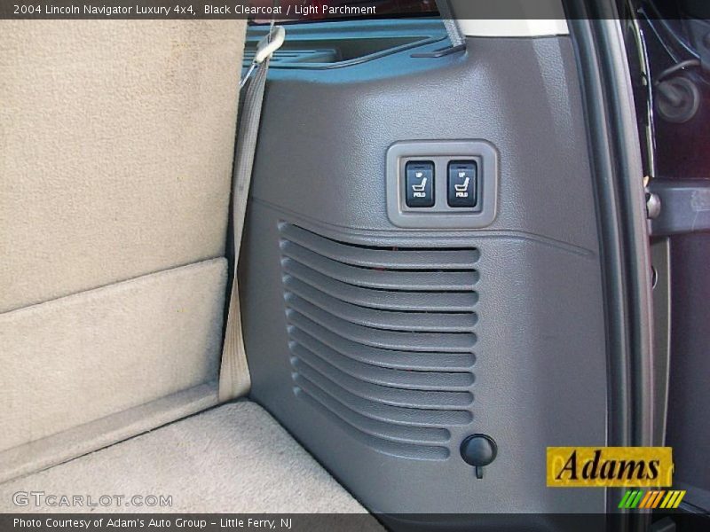 Black Clearcoat / Light Parchment 2004 Lincoln Navigator Luxury 4x4