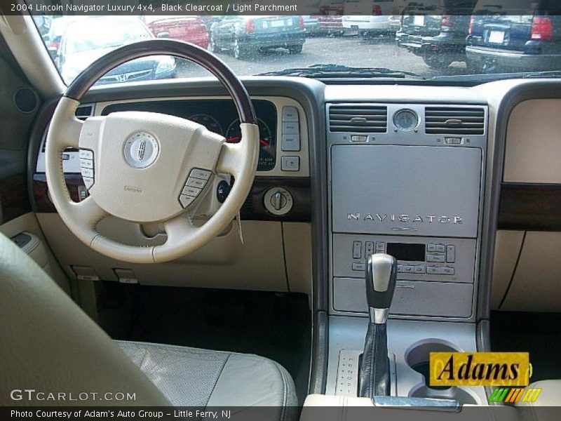 Black Clearcoat / Light Parchment 2004 Lincoln Navigator Luxury 4x4