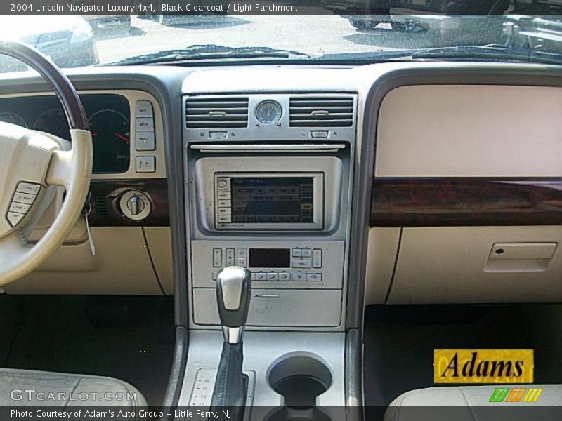 Black Clearcoat / Light Parchment 2004 Lincoln Navigator Luxury 4x4