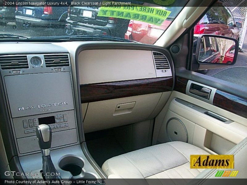 Black Clearcoat / Light Parchment 2004 Lincoln Navigator Luxury 4x4