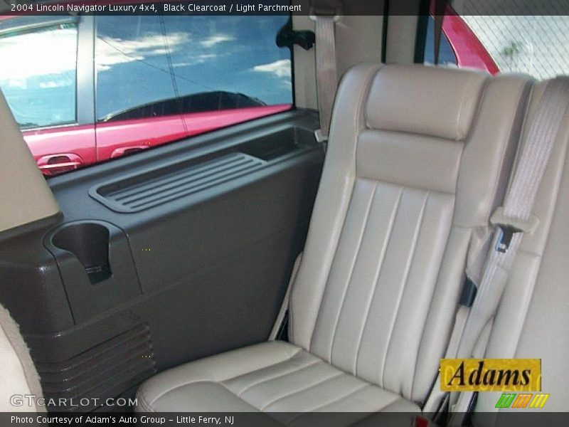 Black Clearcoat / Light Parchment 2004 Lincoln Navigator Luxury 4x4