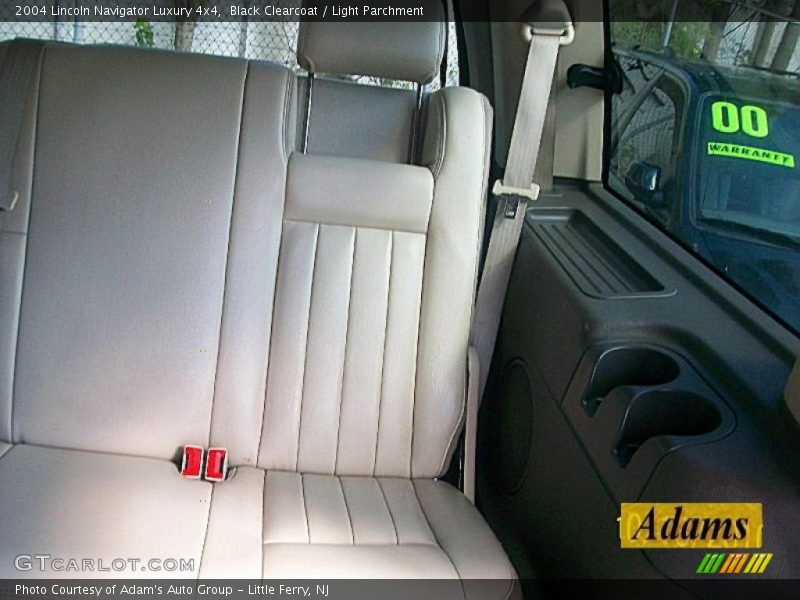 Black Clearcoat / Light Parchment 2004 Lincoln Navigator Luxury 4x4