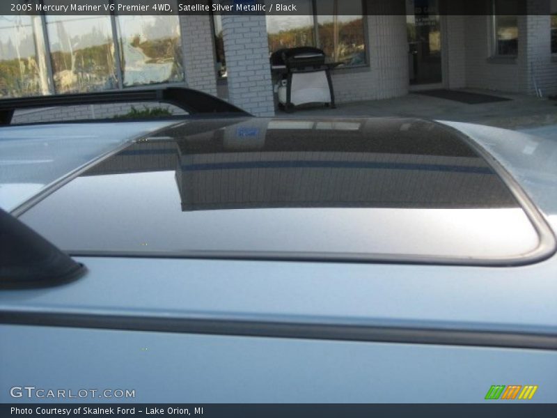 Satellite Silver Metallic / Black 2005 Mercury Mariner V6 Premier 4WD