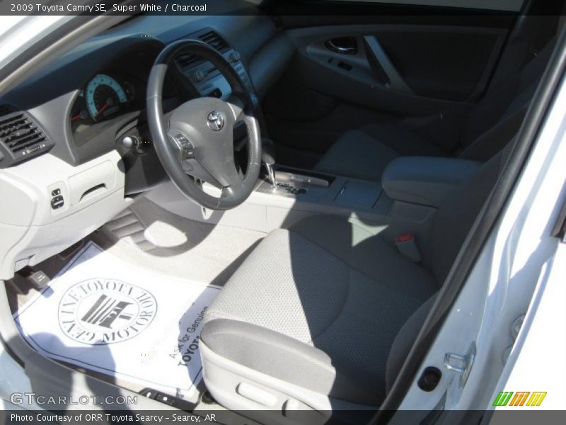 Super White / Charcoal 2009 Toyota Camry SE