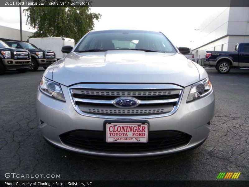 Ingot Silver / Light Stone 2011 Ford Taurus SE