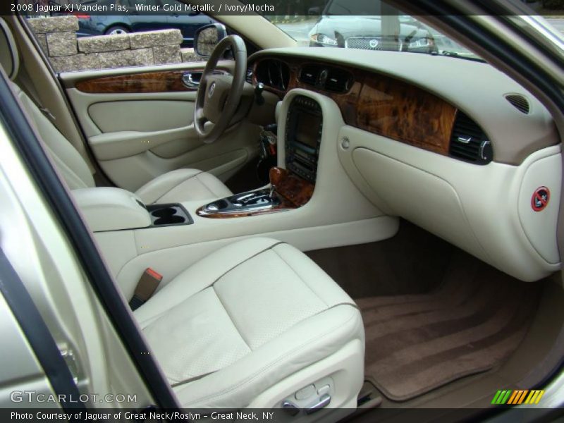 Dashboard of 2008 XJ Vanden Plas