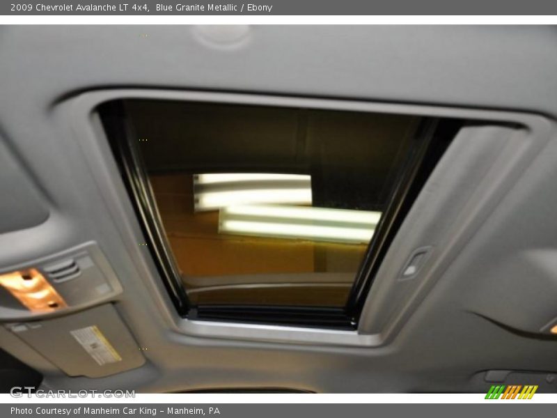 Sunroof of 2009 Avalanche LT 4x4