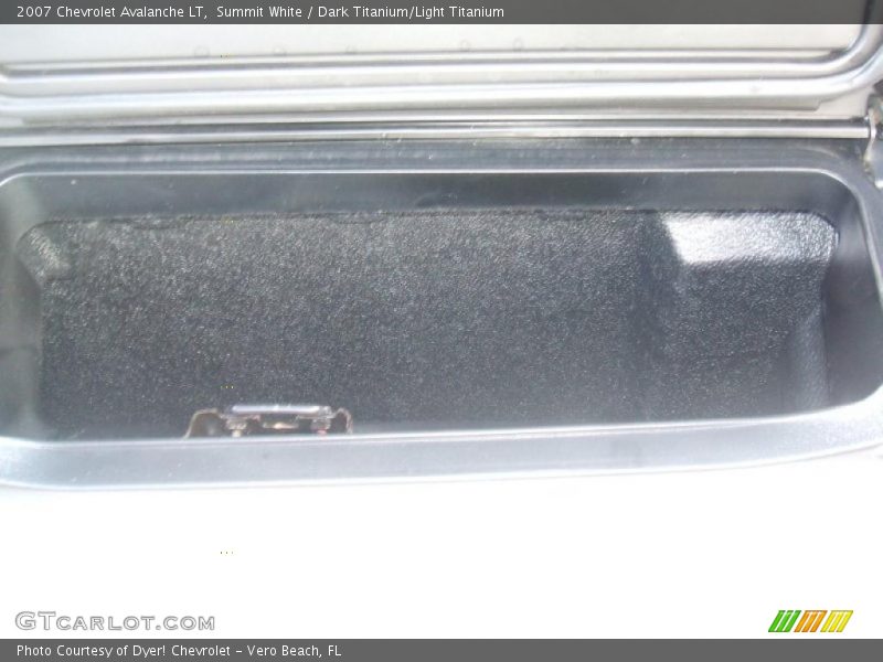 Summit White / Dark Titanium/Light Titanium 2007 Chevrolet Avalanche LT