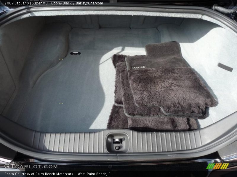  2007 XJ Super V8 Trunk