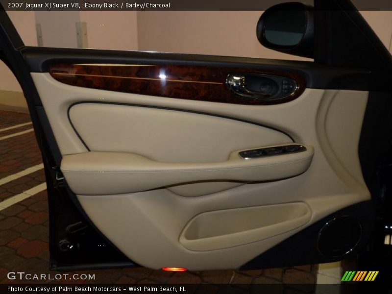 Door Panel of 2007 XJ Super V8