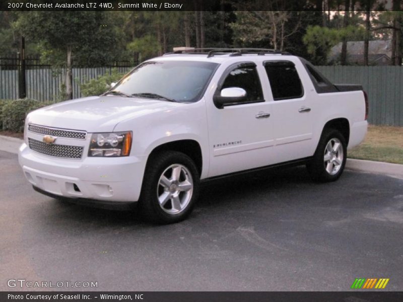Front 3/4 View of 2007 Avalanche LTZ 4WD