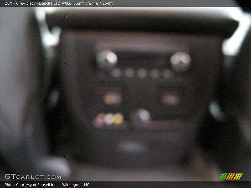 Summit White / Ebony 2007 Chevrolet Avalanche LTZ 4WD