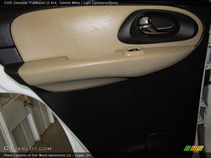 Summit White / Light Cashmere/Ebony 2005 Chevrolet TrailBlazer LS 4x4