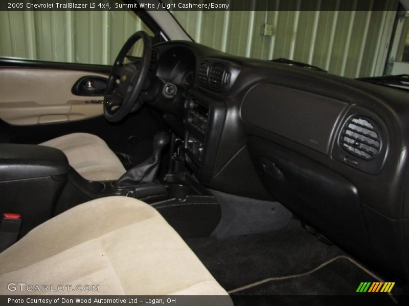 Summit White / Light Cashmere/Ebony 2005 Chevrolet TrailBlazer LS 4x4