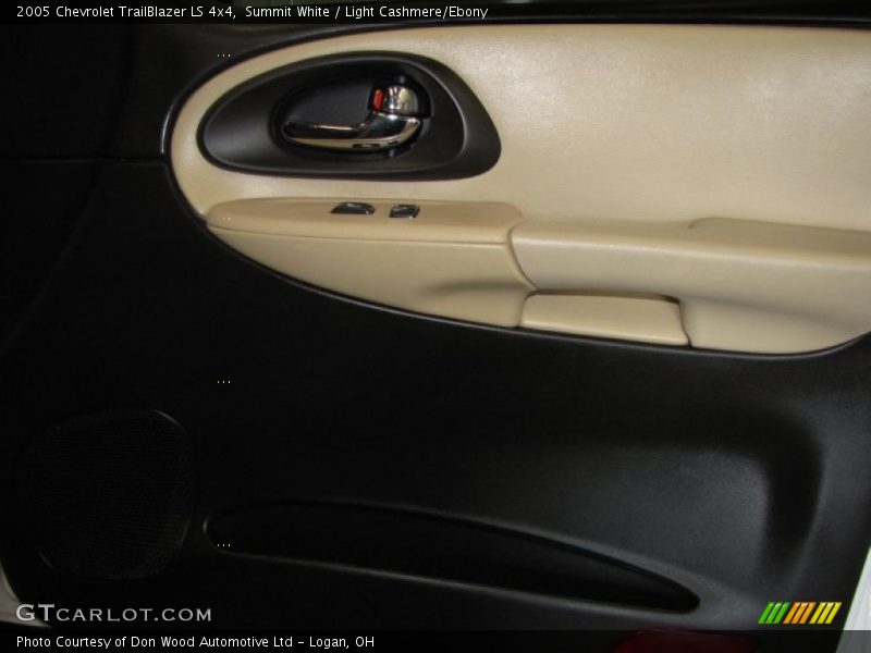 Summit White / Light Cashmere/Ebony 2005 Chevrolet TrailBlazer LS 4x4