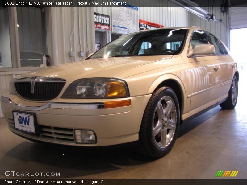 White Pearlescent Tricoat / Medium Parchment 2002 Lincoln LS V8