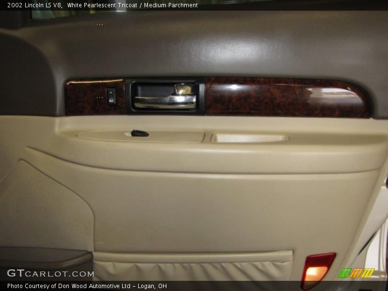 White Pearlescent Tricoat / Medium Parchment 2002 Lincoln LS V8