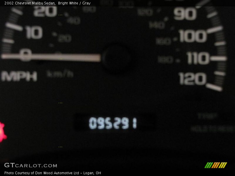Bright White / Gray 2002 Chevrolet Malibu Sedan