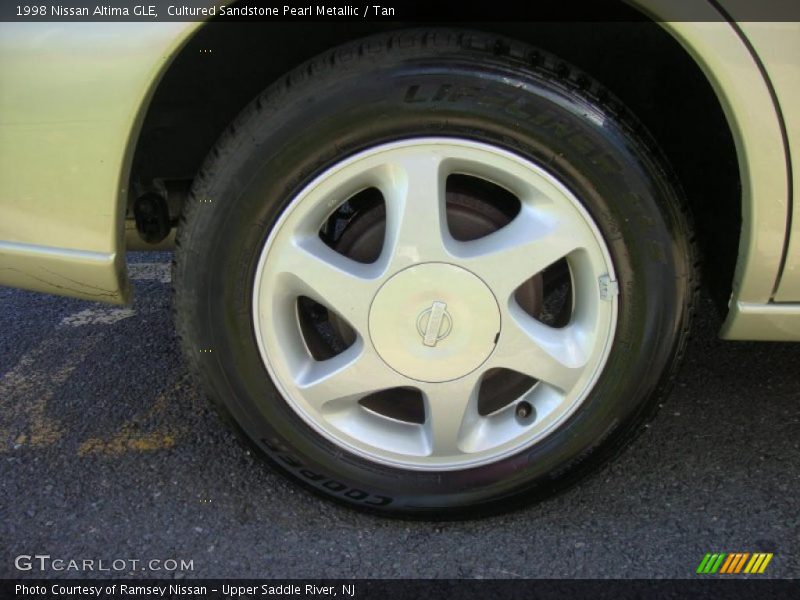 Cultured Sandstone Pearl Metallic / Tan 1998 Nissan Altima GLE