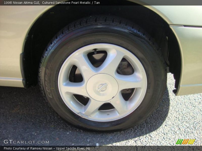 Cultured Sandstone Pearl Metallic / Tan 1998 Nissan Altima GLE