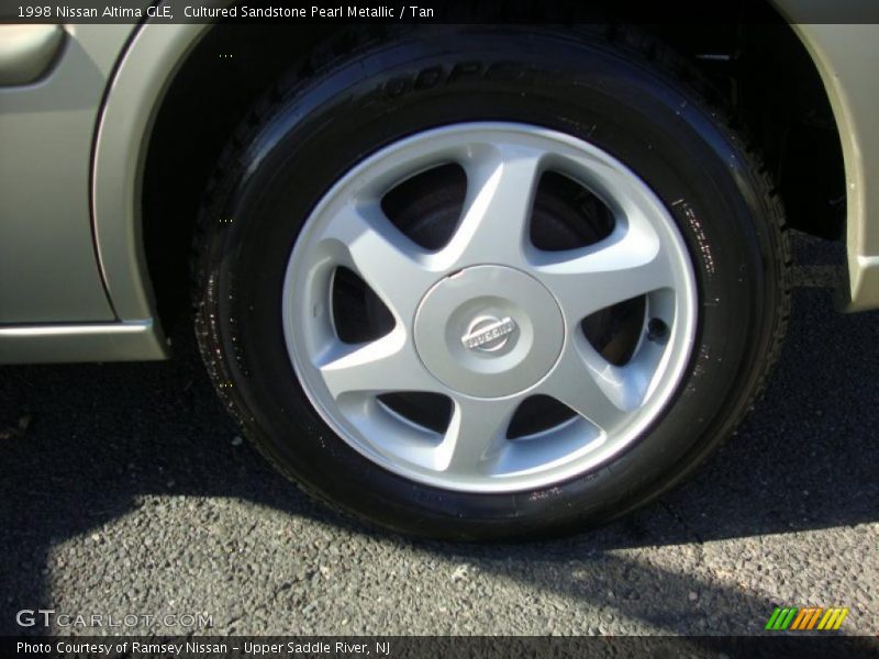 Cultured Sandstone Pearl Metallic / Tan 1998 Nissan Altima GLE