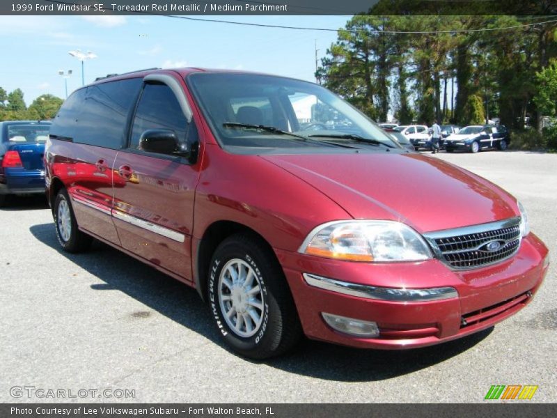 Front 3/4 View of 1999 Windstar SE