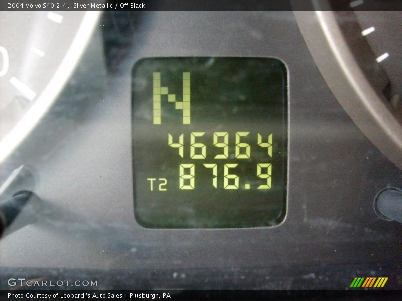 Silver Metallic / Off Black 2004 Volvo S40 2.4i