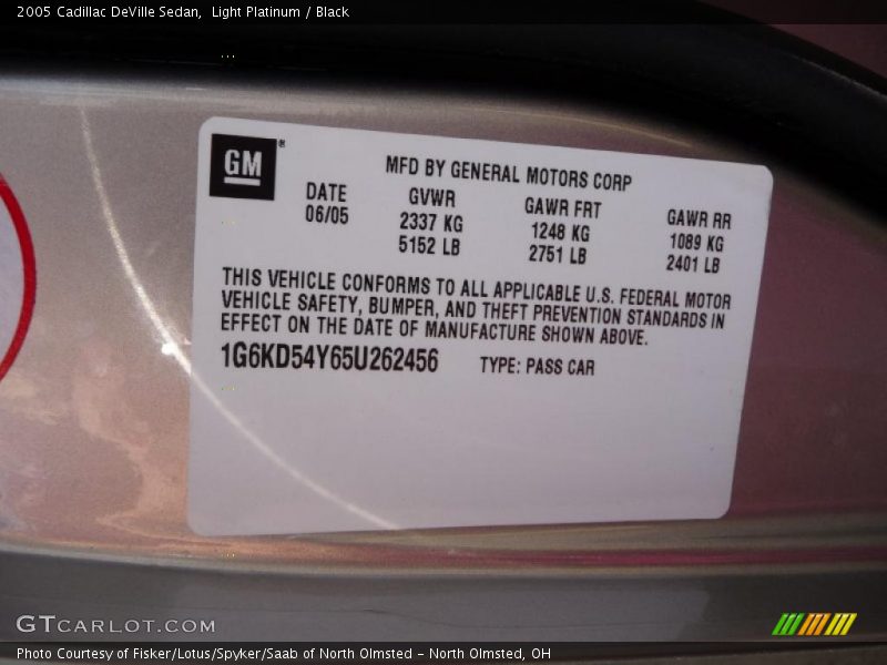 Light Platinum / Black 2005 Cadillac DeVille Sedan