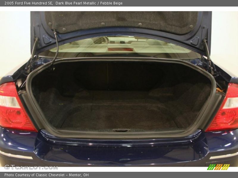 2005 Five Hundred SE Trunk
