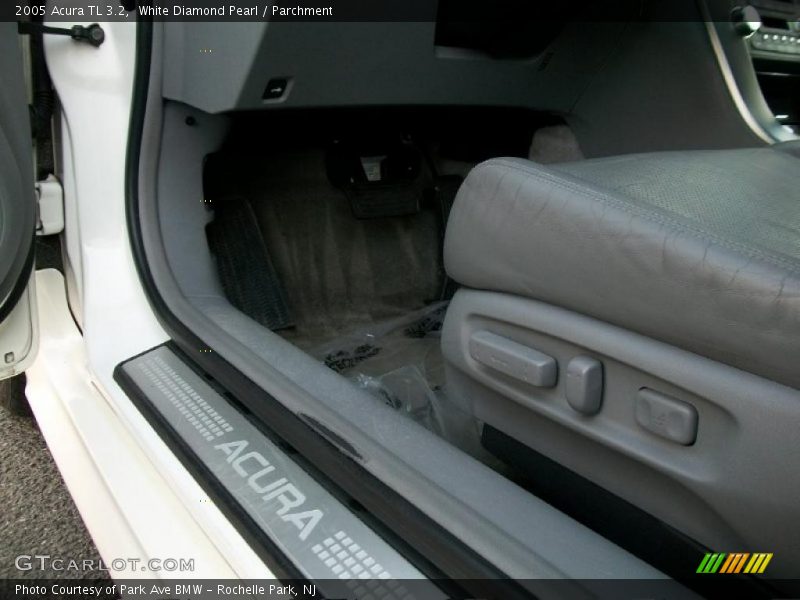 White Diamond Pearl / Parchment 2005 Acura TL 3.2