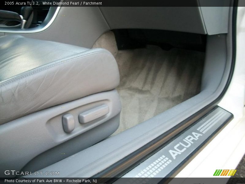 White Diamond Pearl / Parchment 2005 Acura TL 3.2