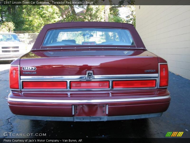 Toreador Red Metallic / Beige 1997 Lincoln Town Car Executive