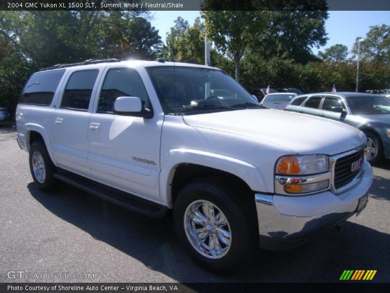 Front 3/4 View of 2004 Yukon XL 1500 SLT