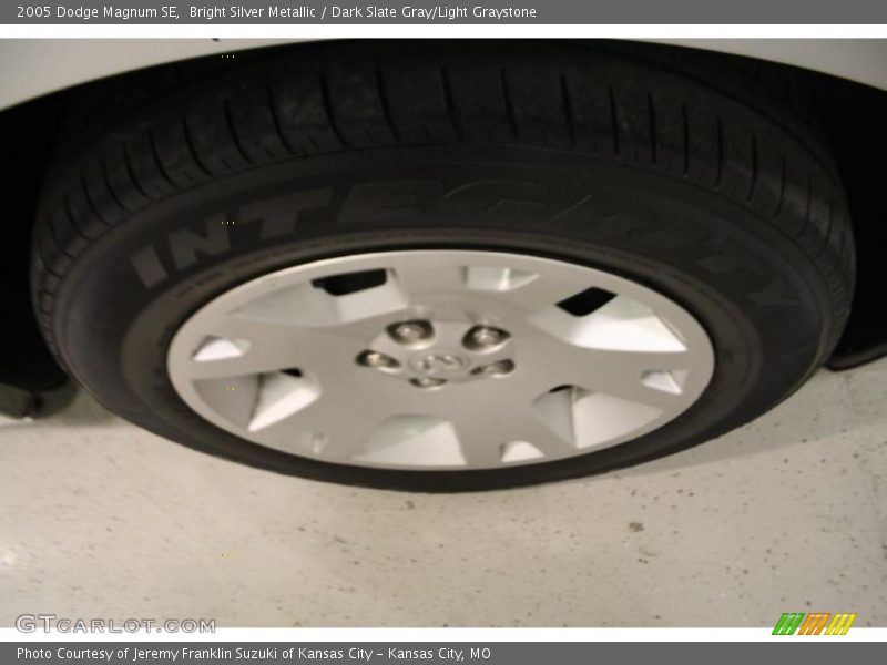 Bright Silver Metallic / Dark Slate Gray/Light Graystone 2005 Dodge Magnum SE