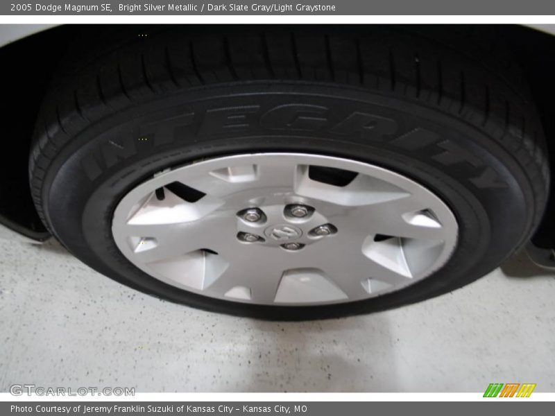Bright Silver Metallic / Dark Slate Gray/Light Graystone 2005 Dodge Magnum SE