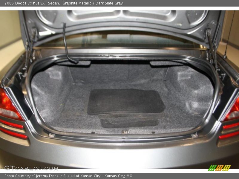  2005 Stratus SXT Sedan Trunk