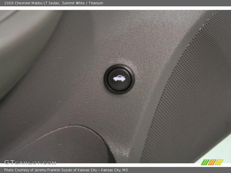 Summit White / Titanium 2009 Chevrolet Malibu LT Sedan